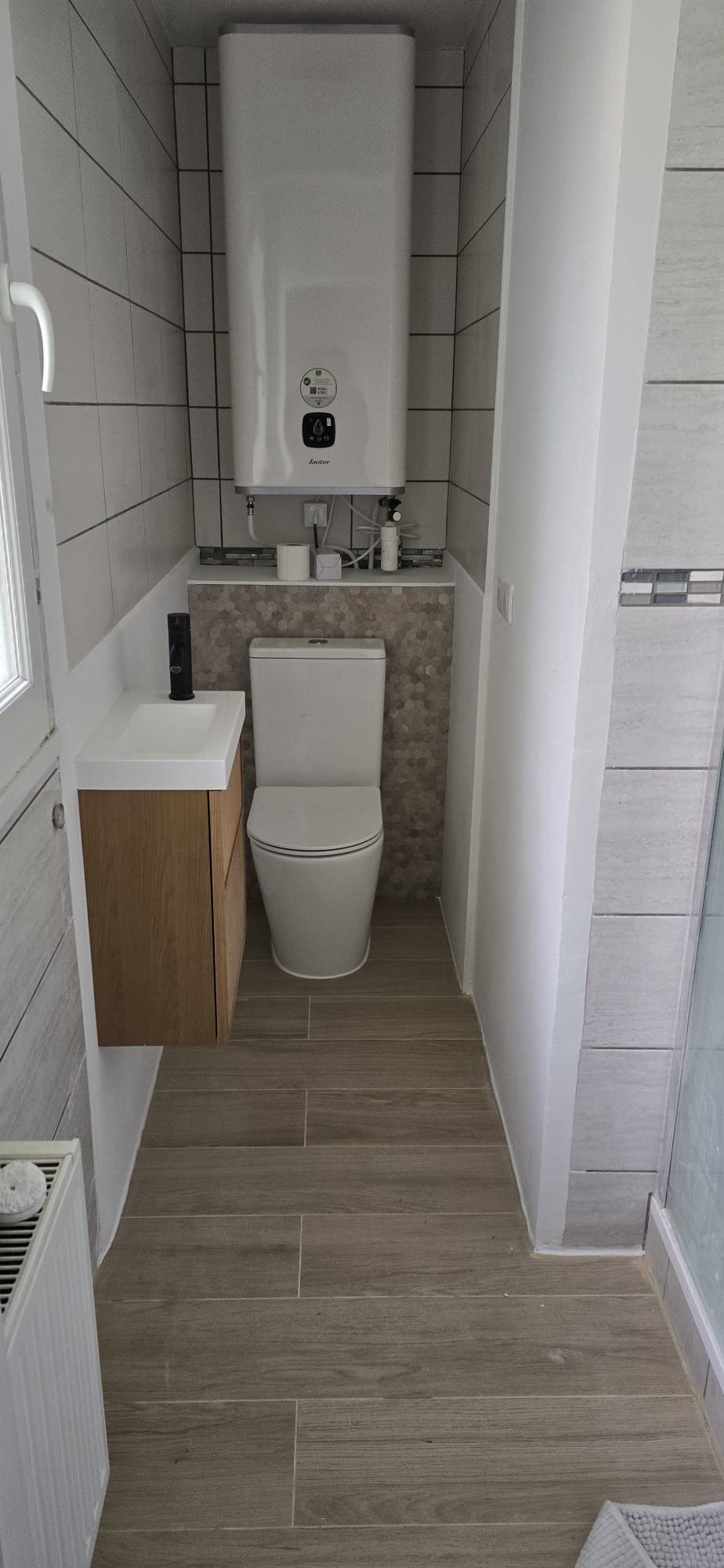 Salle de bain complète avec WC suspendu et chauffe-eau