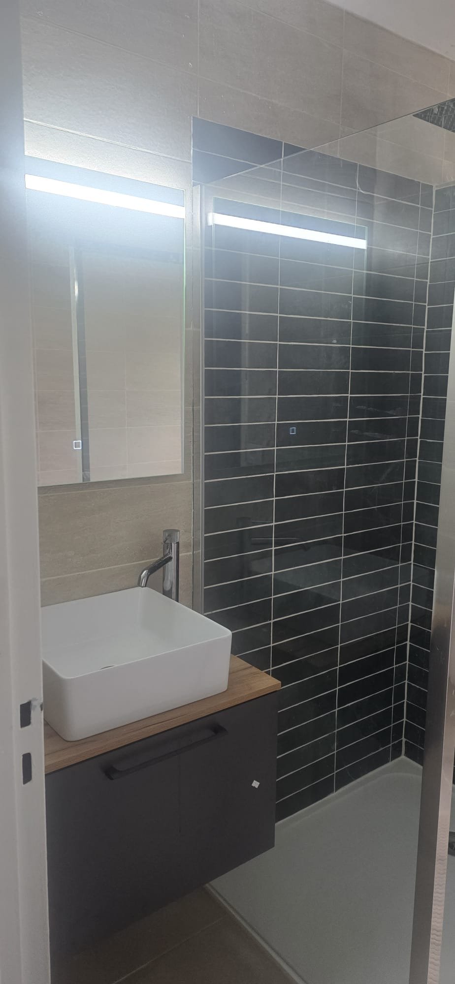 Douche à l'italienne avec carrelage noir