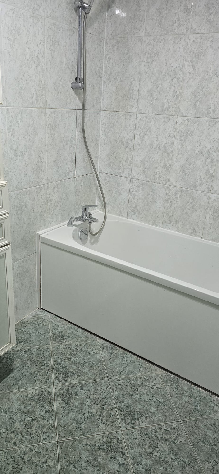 Baignoire avec carrelage marbre gris