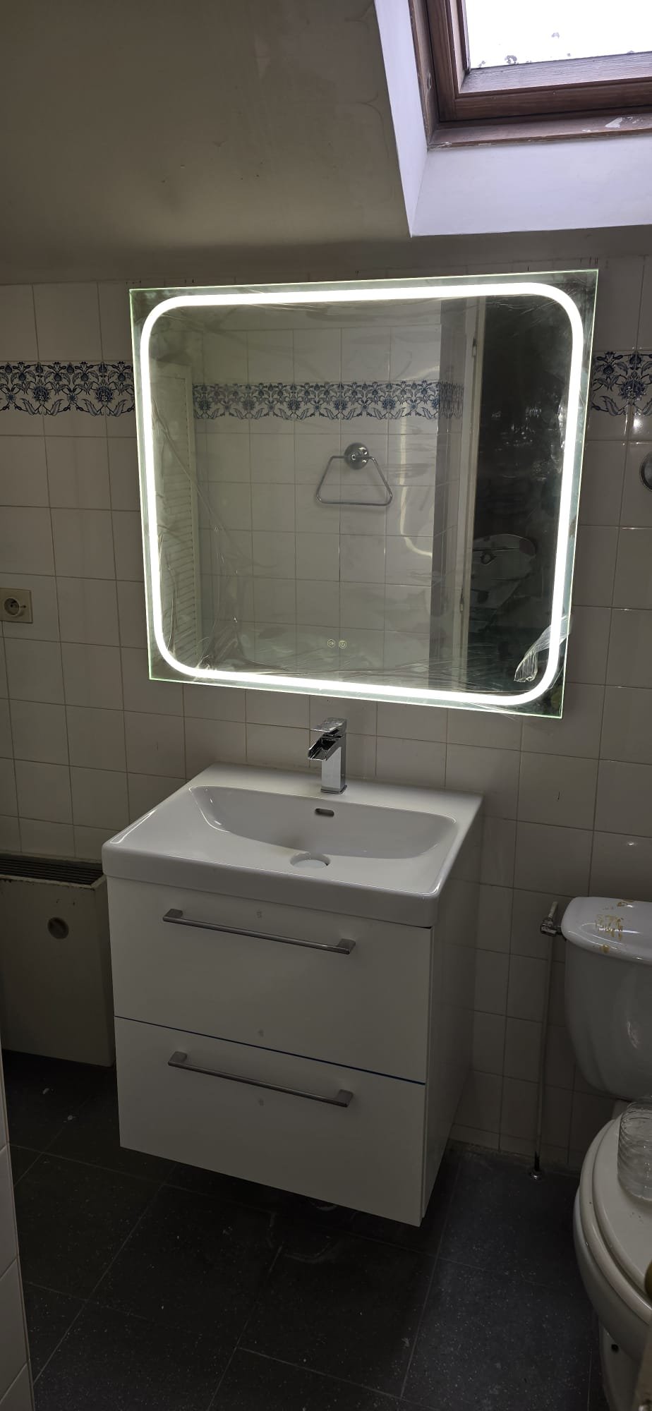 Meuble vasque LED salle de bain sous pente